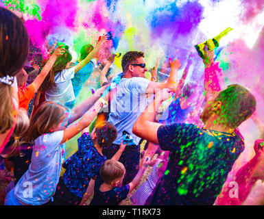 Osada Sniezka, Lomnica, Polen - 1.Juni 2018: Glückliche Menschen feiern während der Farben Festival auf Internationaler Tag der Kinder. Stockfoto