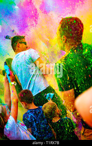 Osada Sniezka, Lomnica, Polen - 1.Juni 2018: Glückliche Menschen feiern während der Farben Festival auf Internationaler Tag der Kinder. Stockfoto
