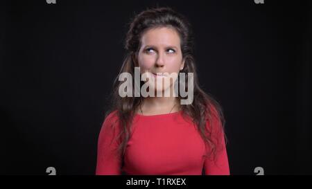 Closeup Portrait von attraktiven mittleren Alters kaukasischen femalebeing nachdenklich in der Kontemplation vor der Kamera Stockfoto