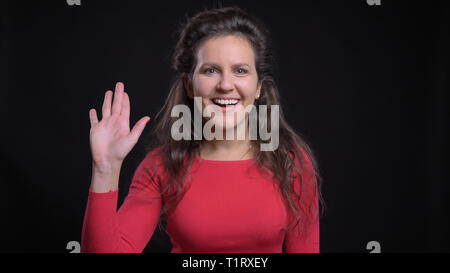 Closeup Portrait von attraktiven mittleren Alters kaukasischen Frauen glücklich lächelnd sein aufgeregt und Hallo winken, während gerade bei Camera suchen Stockfoto