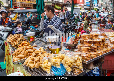 Bangkok, Thailand - 7. März 2017: Street Hersteller ihre Augen auf Yaowarat Road wischen.. Dies ist die Hauptstraße durch Chinatown. Stockfoto