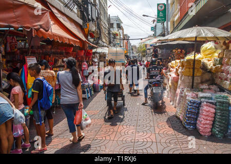 Bangkok, Thailand - 7. März 2017: Typische Straßenszene in Chinatown. Die Gegend ist voller Shopper. Stockfoto