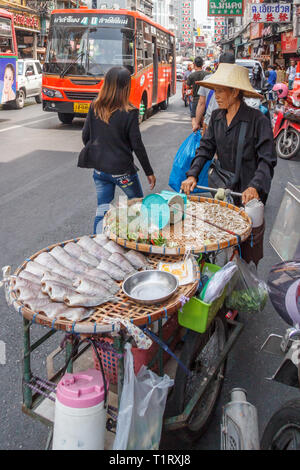 Bangkok, Thailand - 7. März 2017: Street Food Hersteller Ihr Warenkorb herunterdrücken Yaowarat Road. Dies ist die Hauptstraße durch Chinatown. Stockfoto