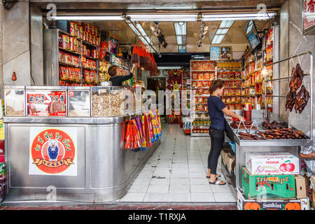 Bangkok, Thailand - 7. März 2017: eine chinesische Lebensmittelgeschäft an Yaowarat Road. Dies ist die Hauptstraße durch Chinatown. Stockfoto