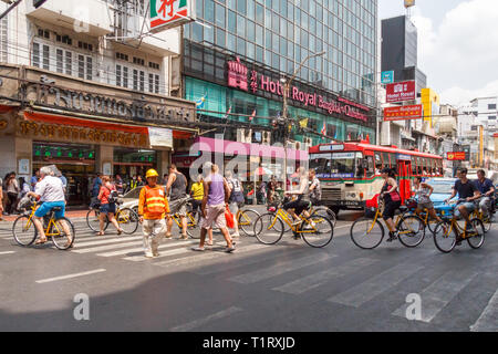 Bangkok, Thailand - 7. März 2017: Touristen auf einem Fahrrad tour Kreuzung Yaowarat Road. Dies ist die Hauptstraße durch Chinatown. Stockfoto