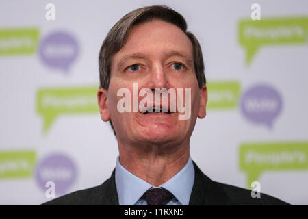 Dominic Grieve MP-Konservative ehemalige Generalstaatsanwalt beobachtet, als er bei einer Volksabstimmung Pressekonferenz in Westminster, eine Analyse der verschiedenen Brexit Optionen mit Blick auf die Mitglieder des Parlaments bei probeabstimmungen. Der britische Premierminister Theresa May sagte der backbench Tory MPs am Abend, dass Sie unten stehen wird, wenn sie ihren EU-Entzug beschäftigen. Stockfoto