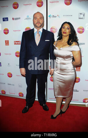 Janine Nerissa und Jonathan Sothcott sind während der UK Asian Film Eröffnungsgala im Mayfair Hotel in London gesehen. Stockfoto