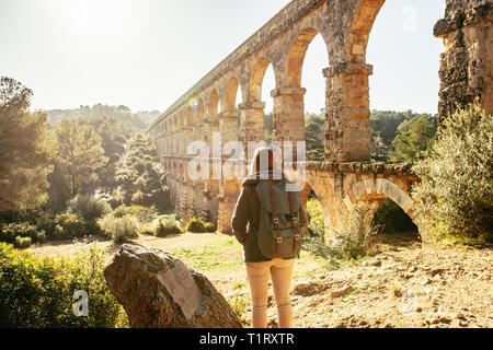 Römisches Aquädukt Pont del Diable in Tarragona, Spanien. Junge reisen Frau lookung am Denkmal. Stockfoto