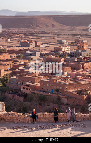 Das Ksar Aït-Ben-haddou Suchen in Richtung der Stadt Aït Benhaddou‌, Ouarzazate Provinz, Drâa-- Tafilalet, Marokko, Afrika. Stockfoto