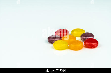 Medizinische Lutschtabletten zur Linderung Husten, Halsschmerzen und Rachen auf weißem Hintergrund. Husten und Erkältungen. Bunte Husten pastille. Rot, Stockfoto