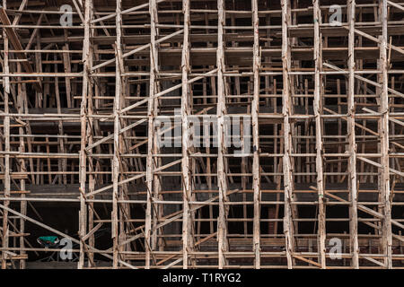 Neue Fassade mit hölzernen Gerüst Strukturen, industriellen Hintergrund Stockfoto