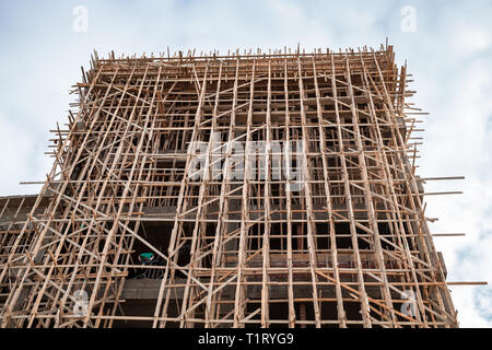 Neues Gebäude mit hölzernen Gerüst Strukturen, industriellen Hintergrund Stockfoto