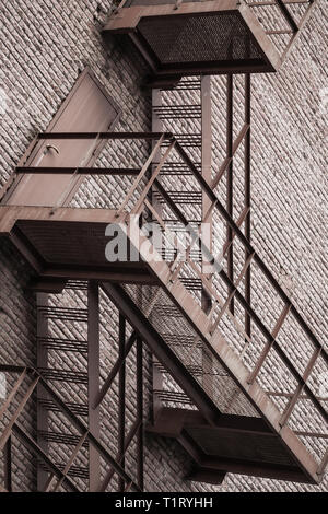 Zusammenfassung der industriellen Architektur Hintergrund, Metall Treppe über Red brick wall Stockfoto