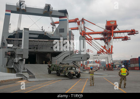 190315-N-IX 266-007 Olongapo, Philippinen - Soldaten der US-Armee Pazifik Handbuch militärisches Fahrzeug aus-Zeit Military Sealift Command - gecharterten Schiff M/V Cape Hudson (T-AKR 5066) in Vorbereitung auf die Übung Balikatan, 15. März 2019 beigefügt. In diesem Jahr Balikatan konzentriert sich auf maritime Sicherheit und amphibische Fähigkeiten sowie multinationale Interoperabilität durch militärische Austausch. (Marine Foto von Grady T. Fontana/Freigegeben) Stockfoto