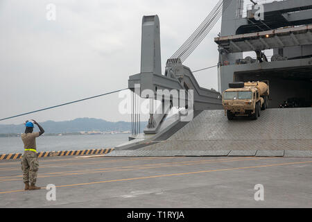 190315-N-IX 266-004 Olongapo, Philippinen - ein Soldat der U.S. Army Pacific Führungen befestigt ist, um ein militärisches Fahrzeug aus-Zeit Military Sealift Command - gecharterten Schiff M/V Cape Hudson (T-AKR 5066) in Vorbereitung auf die Übung Balikatan 2019, März 15. In diesem Jahr Balikatan konzentriert sich auf maritime Sicherheit und amphibische Fähigkeiten sowie multinationale Interoperabilität durch militärische Austausch. (Marine Foto von Grady T. Fontana/Freigegeben) Stockfoto