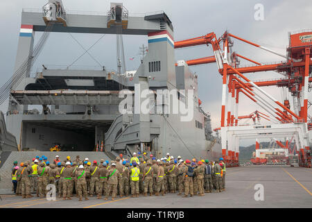 190315-N-IX 266-001 Olongapo, Philippinen - Soldaten und Marines erhalten eine Sicherheit kurz vor einer Entlastung Betrieb der Zeit Military Sealift Command - gecharterten Schiff M/V Cape Hudson (T-AKR 5066) in Vorbereitung auf die Übung Balikatan 2019, März 15. In diesem Jahr Balikatan konzentriert sich auf maritime Sicherheit und amphibische Fähigkeiten sowie multinationale Interoperabilität durch militärische Austausch. (Marine Foto von Grady T. Fontana/Freigegeben) Stockfoto