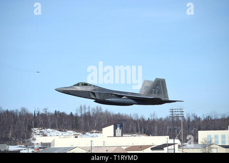 F-22 Raptors aus der 3 Flügel und 477th Fighter Group beteiligen sich in einer engen Formation Taxi, bekannt als ein Elephant Walk, 26. März 2019, während eines Polar Kraft Übung in Joint Base Elmendorf-Richardson, Alaska. Dieser zweiwöchige Übung gibt staffeln die Möglichkeit, ihre Fähigkeiten unter Beweis zu stellen, Bereitstellung und überwältigende Combat Power liefern. (U.S. Air Force Foto von Sheila deVera) Stockfoto