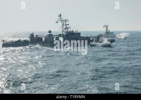 ARABIAN GULF (Mar. 22, 2019) Die Cyclone-Klasse Coastal Patrol Schiff USS Wirbelwind (PC11) und der Insel-Klasse Patrouillenboot USCGC Aquidneck (WPB 1309 Manöver in der Ausbildung. Thunderbolt und Aquidneck freuen sich auf die USA 5 Flotte Bereich im Einsatz für die Stabilität und Sicherheit in der Region zu gewährleisten und verbindet das Mittelmeer und den Pazifischen Raum durch den westlichen Indischen Ozean und drei strategischen Punkten ersticken. (U.S. Armee Foto von 1 Lt Nicholas Zehrung/Freigegeben) Stockfoto