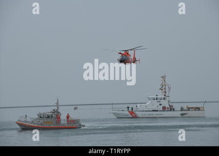 Coast Guard Kommandant Adm. Karl Schultz liefert die 2019 Stand der Küstenwache bei Coast Guard Base Los Angeles-Long Beach in San Pedro, Kalifornien, 21. März 2019 statt. Coast Guard Foto von Petty Officer 1st Class Jetta Disco. Stockfoto