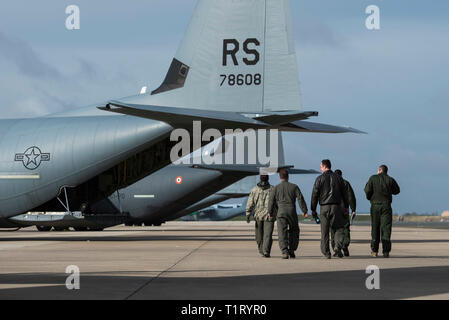 Us-amerikanische und französische Luftwaffe Aircrew Mitglieder gehen Sie in Richtung der US Air Force C-130J Super Hercules auf Orleans-Bricy Air Base, Frankreich, 18. März 2019. Französische Flieger flog der französischen Luftwaffe C-130 Js und ließ USA Bundles während des Trainings. (U.S. Air Force Foto von älteren Flieger Devin M. Rumbaugh) Stockfoto