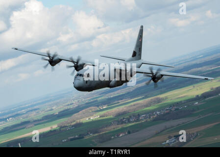 Ein US Air Force C-130J Super Hercules, der 37Th Airlift Squadron, Air Base Ramstein, Deutschland zugewiesen, fliegen durch die Lüfte in Orleans, Frankreich, 19. März 2019. Französische Besatzungen flogen auf US-amerikanischen C-130 Js ihre Fähigkeit mit dem neuen Modell Flugzeuge zu entwickeln. (U.S. Air Force Foto von älteren Flieger Devin M. Rumbaugh) Stockfoto