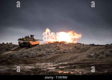 Tanker mit Alpha Company, 2.BATAILLON, 116 Cavalry Brigade Combat Team, führt Platoon live-fire Schießwesen Qualifikation Feb 4, 2019, im Orchard Combat Training Center. Die Idaho Army National Guard Soldaten sollen sich für kommende Rotation der 116 Kavallerie Brigade Combat Team an der National Training Center, Fort Irwin, Calif., später in diesem Jahr. Stockfoto