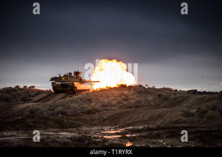 Tanker mit Alpha Company, 2.BATAILLON, 116 Cavalry Brigade Combat Team, führt Platoon live-fire Schießwesen Qualifikation Feb 4, 2019, im Orchard Combat Training Center. Die Idaho Army National Guard Soldaten sollen sich für kommende Rotation der 116 Kavallerie Brigade Combat Team an der National Training Center, Fort Irwin, Calif., später in diesem Jahr. Stockfoto