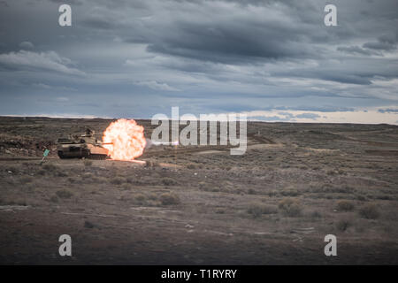 Tanker mit Alpha Company, 2.BATAILLON, 116 Cavalry Brigade Combat Team, führt Platoon live-fire Schießwesen Qualifikation Feb 4, 2019, im Orchard Combat Training Center. Die Idaho Army National Guard Soldaten sollen sich für kommende Rotation der 116 Kavallerie Brigade Combat Team an der National Training Center, Fort Irwin, Calif., später in diesem Jahr. Stockfoto