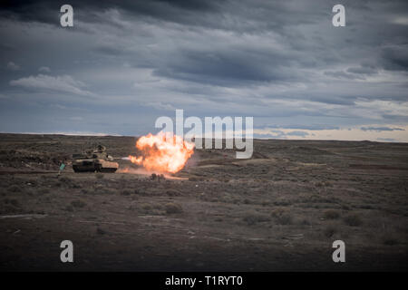 Tanker mit Alpha Company, 2.BATAILLON, 116 Cavalry Brigade Combat Team, führt Platoon live-fire Schießwesen Qualifikation Feb 4, 2019, im Orchard Combat Training Center. Die Idaho Army National Guard Soldaten sollen sich für kommende Rotation der 116 Kavallerie Brigade Combat Team an der National Training Center, Fort Irwin, Calif., später in diesem Jahr. Stockfoto