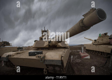 Staff Sgt. Hall, ein Tanker mit Alpha Company, 2.BATAILLON, 116 Cavalry Brigade Combat Team, Bohrung - Sehenswürdigkeiten sein M1A2 Sep.V2 als Teil der Platoon live-fire Schießwesen Qualifikationen Feb 4, 2019, im Orchard Combat Training Center. Die Idaho Army National Guard Soldaten sollen sich für kommende Rotation der 116 Kavallerie Brigade Combat Team an der National Training Center, Fort Irwin, Calif., später in diesem Jahr. Stockfoto