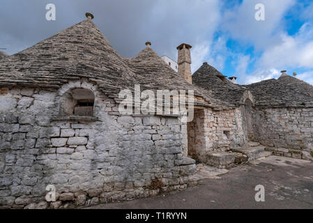 ALBEROBELLO, Apulien, Italien - die berühmten Trulli von Alberobello, die charakteristischen Kegel - überdachte weißen Häuser der Itria-tal, in Apulien, Süditalien. Stockfoto