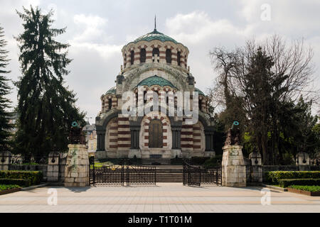 St. George, der Eroberer Kapelle Mausoleum in der Stadt Pleven, Bulgarien. Orthodoxe Kirche in der Stadt, Denkmal - das ewige Feuer, Stockfoto