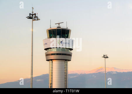 SOFIA, Bulgarien - März, 2019: "Bulgarian Air Traffic Services Authority' (BULATSA) Control Center am Flughafen Sofia Stockfoto