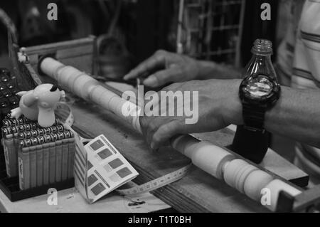 Ein Mann, der Holz- Schachfiguren. Stockfoto