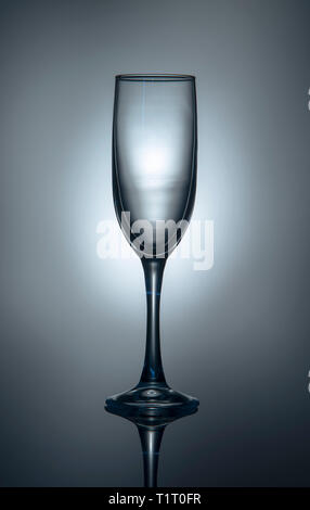 Silhouette einer Champagner Glas auf einem grau-blauen Hintergrund. Stockfoto