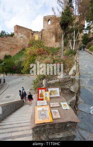 Malaga street scene - Bilder zum Verkauf an Touristen, Malaga Schloss (Castillo de Gibralfaro), Altstadt von Malaga, Malaga Andalusien Spanien Stockfoto