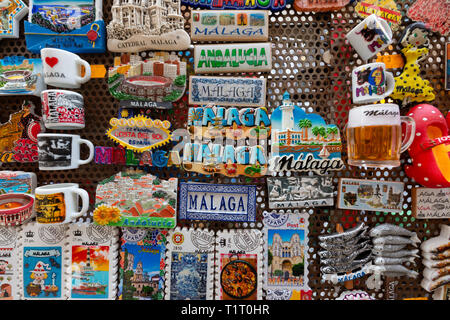 Kühlschrank Magnete auf den Verkauf als Souvenirs, Malaga, Andalusien Spanien Europa Stockfoto