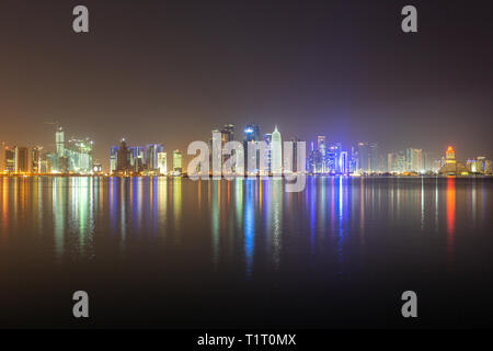 DOHA, Katar - 8. APRIL 2013: Skyline von Westbay Doha in Katar. Stockfoto