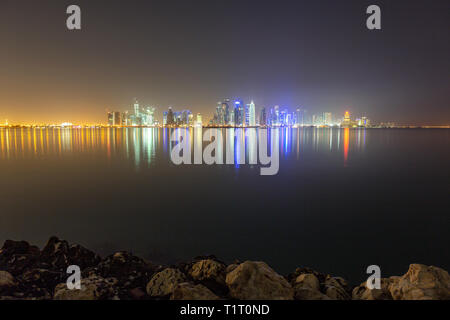 DOHA, Katar - 8. APRIL 2013: Skyline von Doha in westbay Katar aus Doha Port. Stockfoto