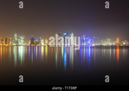 DOHA, Katar - 8. APRIL 2013: Skyline von Westbay Doha in Katar. Stockfoto