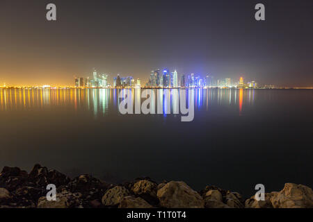 DOHA, Katar - 8. APRIL 2013: Skyline von Doha in westbay Katar aus Doha Port. Stockfoto