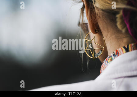 Paris, Frankreich, 28. Februar 2019: Street Style Outfit im Detail nach einer Fashion Show in Paris Fashion Week - PFWFW 19. Stockfoto