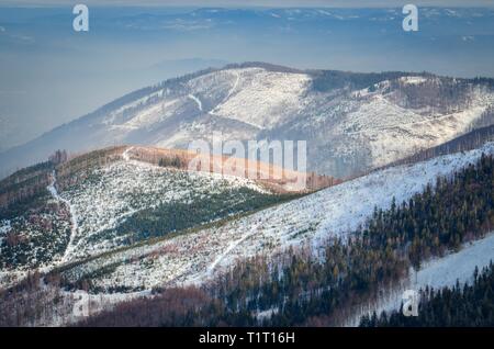 Schönen Winter märchenhafte Landschaft. Die schneebedeckten Bäumen und Pisten in den Polnischen bergen. Stockfoto