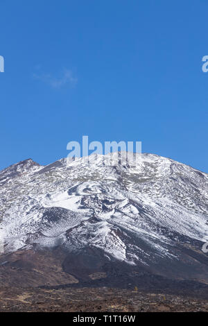 Schneebedeckten Pico Viejo, alten Gipfel des Teide in der Las Canadas del Teide National Park, Teneriffa, Kanarische Inseln, Spanien Stockfoto