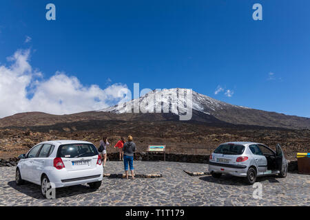 Touristen am Mirador de Las Narices del Teide Nationalpark der Schnee bedeckte Pico Viejo, alten Gipfel des Teide in der Las Canadas del Teide Nationalpark Stockfoto