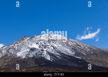 Schneebedeckten Pico Viejo, alten Gipfel des Teide in der Las Canadas del Teide National Park, Teneriffa, Kanarische Inseln, Spanien Stockfoto