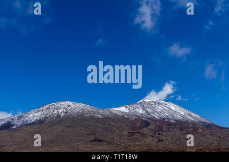 Pico Viejo und den Gipfel des Teide im Schnee bedeckt, Las Canadas del Teide National Park, Teneriffa, Kanarische Inseln, Spanien Stockfoto