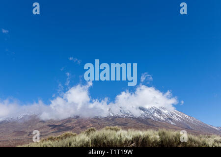 Pico Viejo und den Gipfel des Teide im Schnee bedeckt, Las Canadas del Teide National Park, Teneriffa, Kanarische Inseln, Spanien Stockfoto