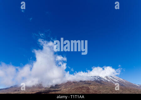 Pico Viejo und den Gipfel des Teide im Schnee bedeckt, Las Canadas del Teide National Park, Teneriffa, Kanarische Inseln, Spanien Stockfoto