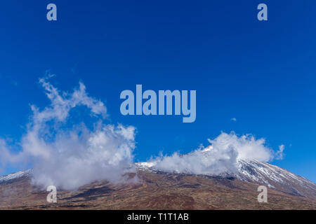 Pico Viejo und den Gipfel des Teide im Schnee bedeckt, Las Canadas del Teide National Park, Teneriffa, Kanarische Inseln, Spanien Stockfoto